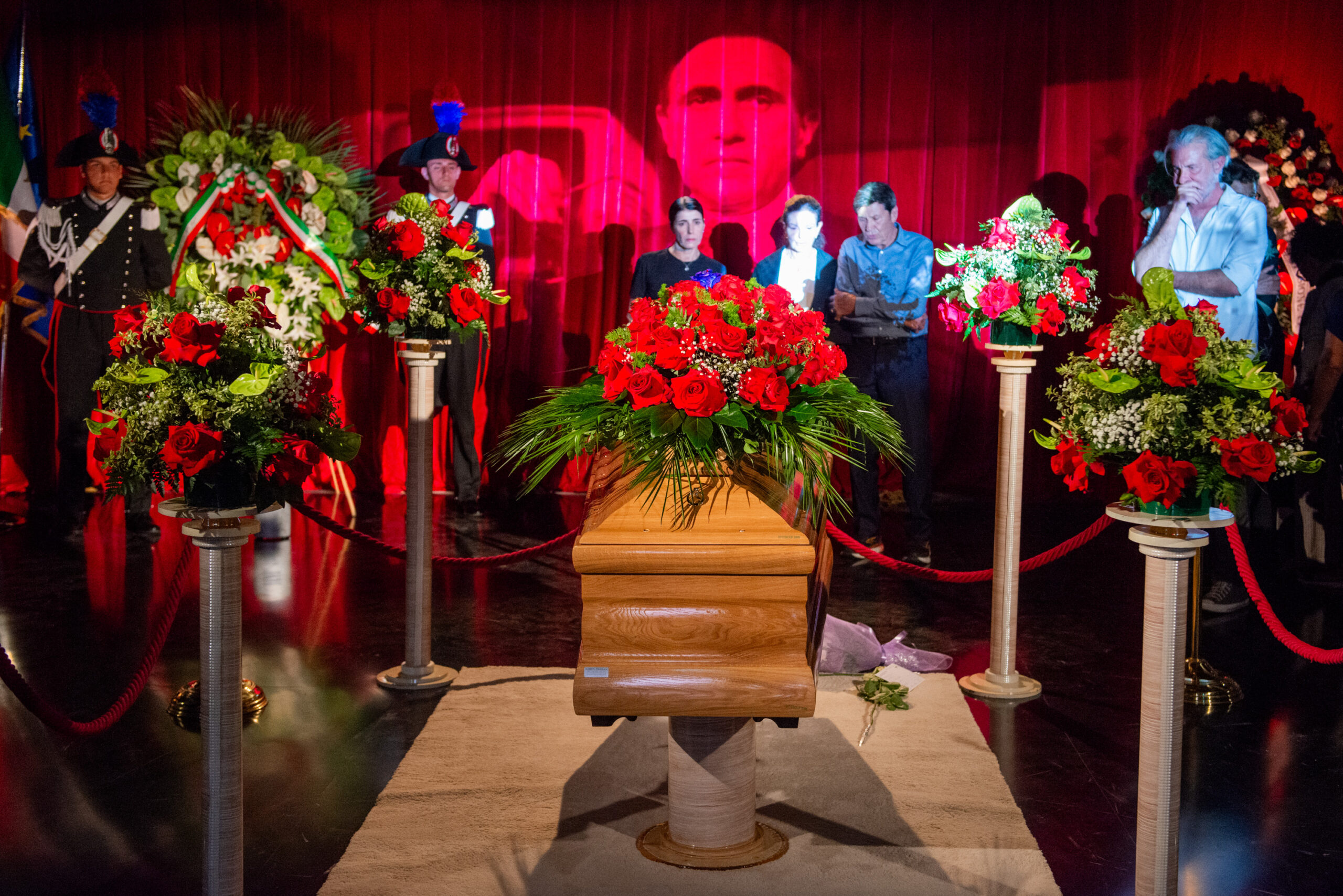 Pippo Baudo, prosegue l’omaggio alla camera ardente. Amadeus: “Manca a tutti”