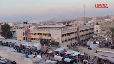 Gaza, colonne di fumo nero nel cielo di Khan Younis