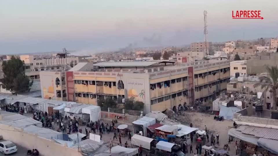 Gaza, colonne di fumo nero nel cielo di Khan Younis Gaza, colonne di fumo nero nel cielo di Khan Younis