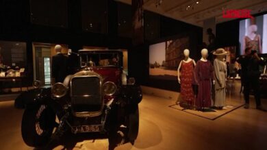 I costumi iconici di “Downton Abbey” in mostra a Londra prima dell’asta