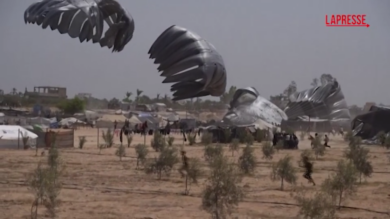 Gaza, la corsa disperata dei palestinesi per raccogliere gli aiuti umanitari