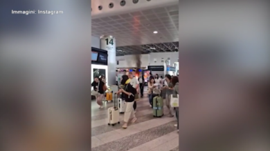 Malpensa, appicca incendio e devasta area del check in: bloccato da forze dell’ordine
