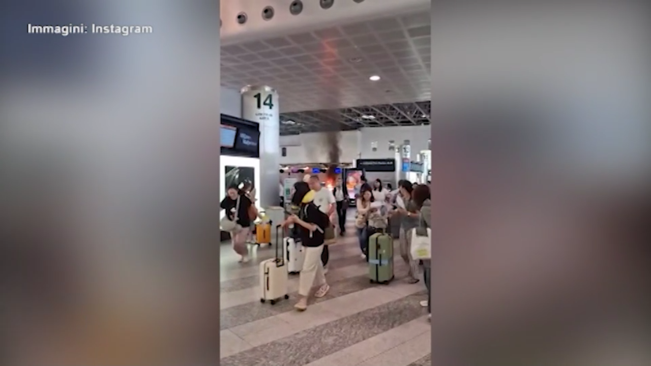 Malpensa, appicca incendio e devasta area del check in: bloccato da forze dell’ordine