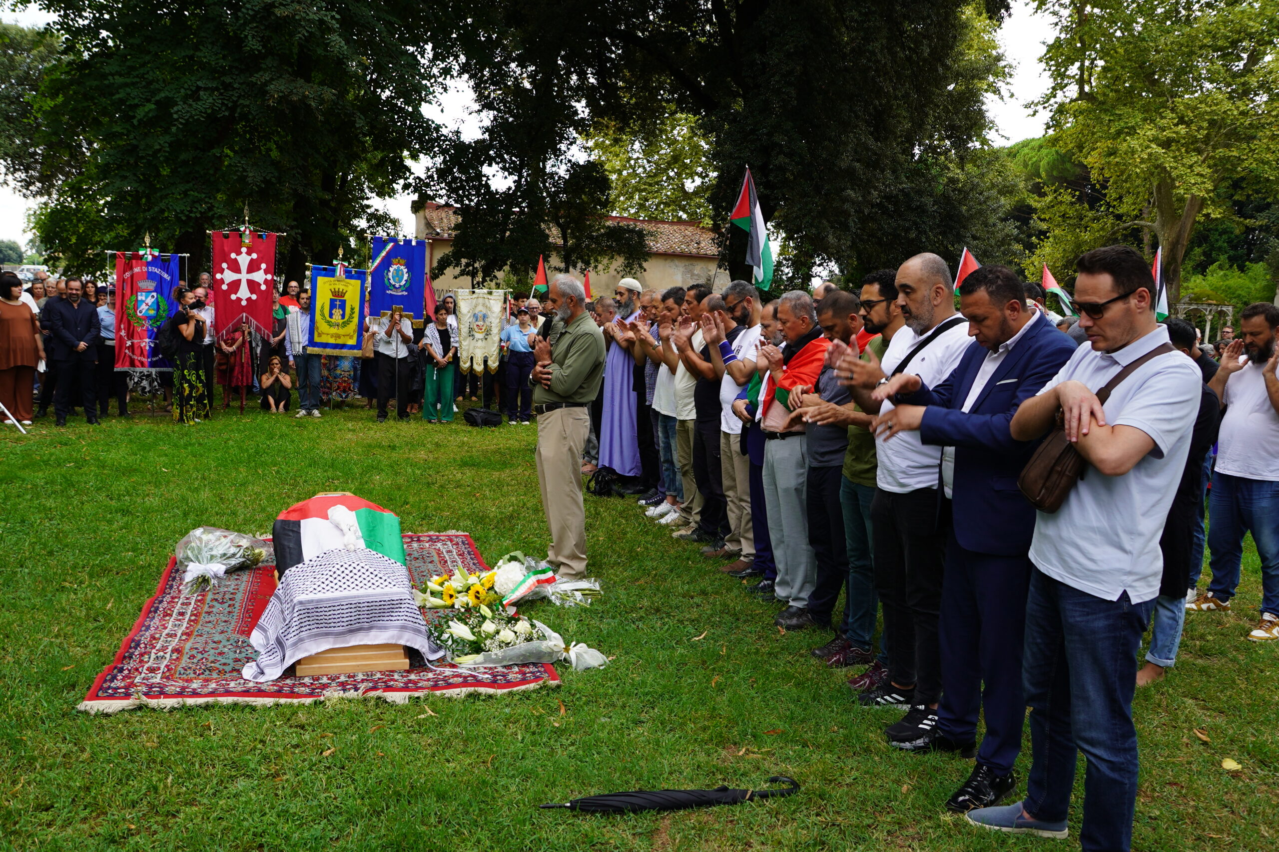 Pisa, centinaia ai funerali della palestinese Marah morta per malnutrizione. C’è anche Giani