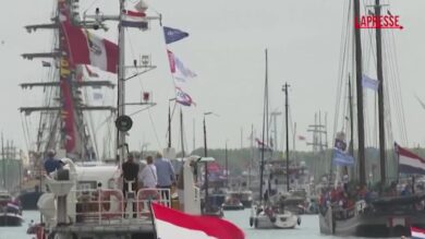 Amsterdam, centinaia di navi storiche in città: folla ad assistere alla sfilata