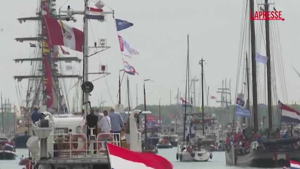 amsterdam centinaia di navi storiche in citt224 folla ad assistere alla sfilata