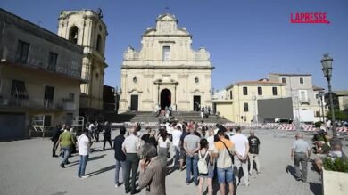 Funerali Pippo Baudo, a Militello folla in coda per rendere omaggio allo showman
