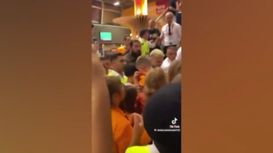 Icardi rifila una testata a un tifoso: il video è virale