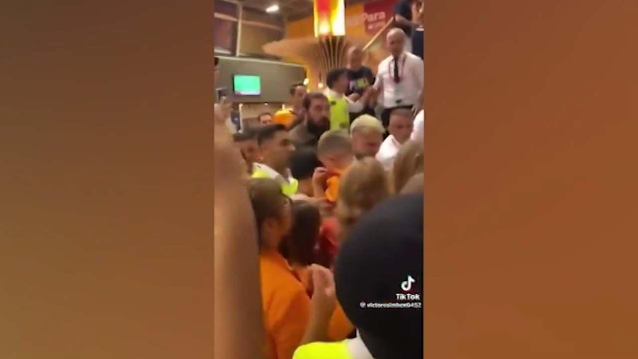 Icardi rifila una testata a un tifoso: il video è virale