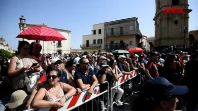 Funerali Pippo Baudo, folla commossa per l’addio: i figli in prima fila