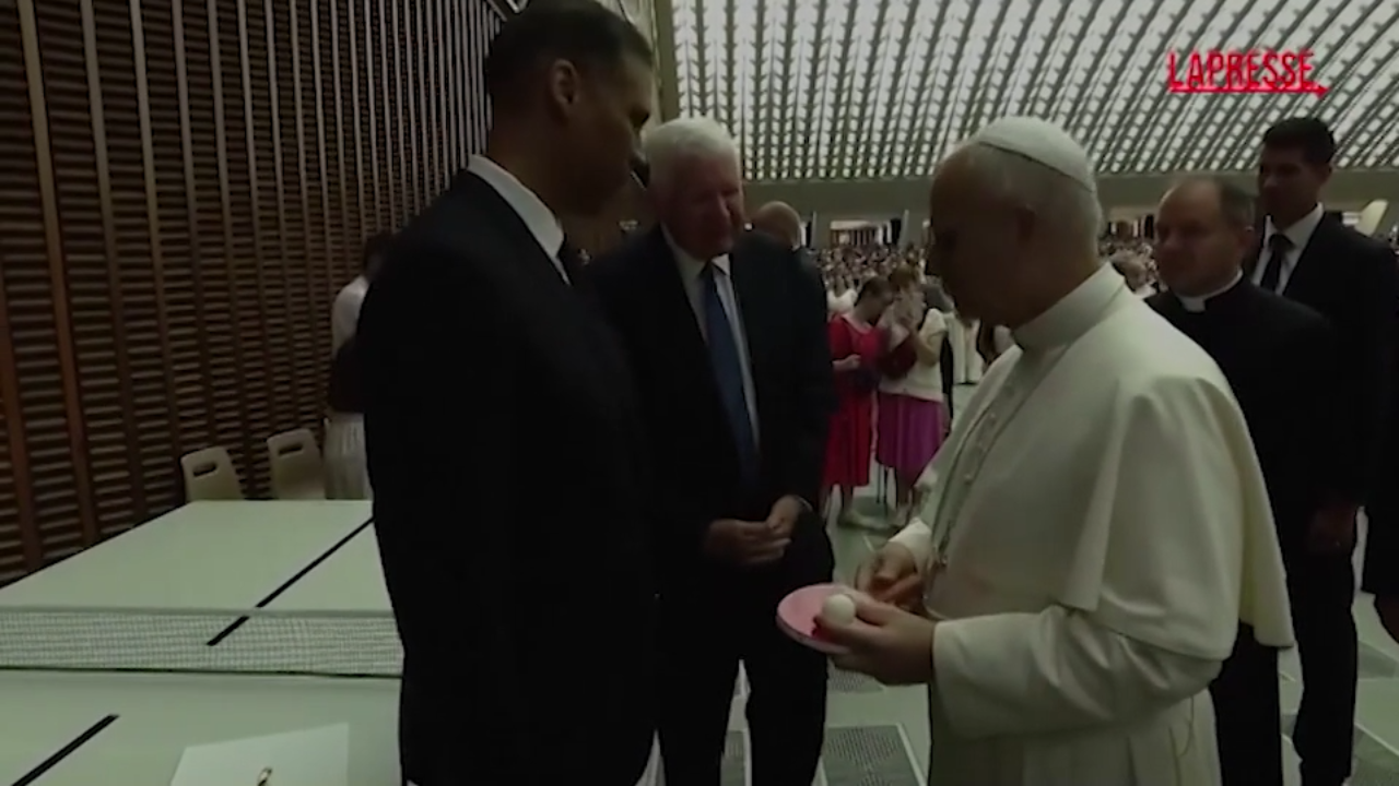 Papa Leone XIV, in regalo un tavolo da ping pong: lui prende la racchetta e gioca