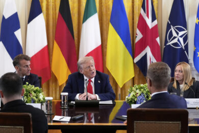 Ucraina, Trump: “Possibile che Putin non voglia un accordo”. Ipotesi trilaterale a Budapest