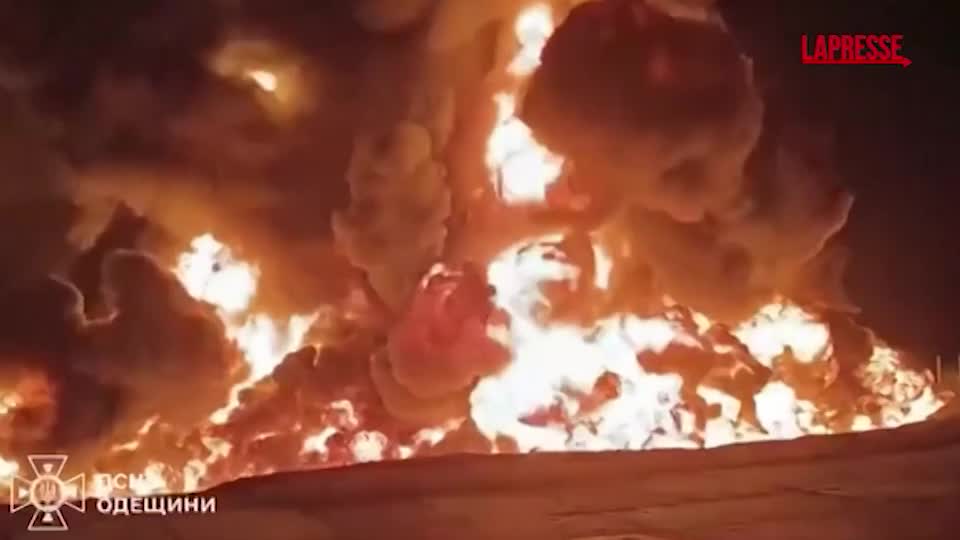 ucraina droni russi su odessa si scatena un vasto incendio