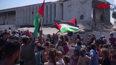 Gaza, palestinesi protestano contro la guerra e la migrazione forzata