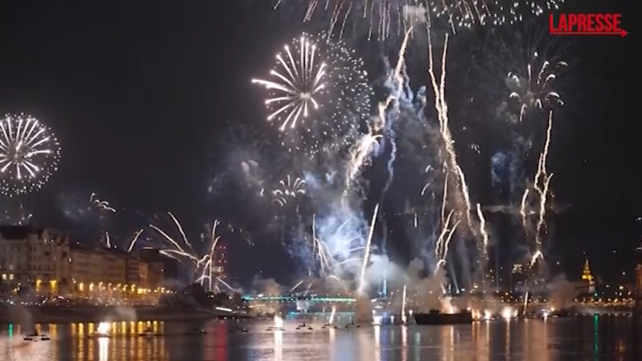 Ungheria, lo spettacolo pirotecnico per la festa nazionale: le incredibili immagini sul Danubio