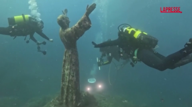 Liguria, sub ripuliscono la statua sommersa del Cristo degli Abissi