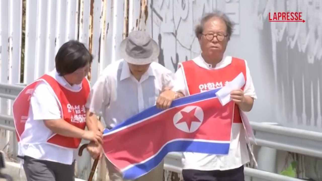 Corea del Sud, ex soldato 95enne del Nord vuole tornare a casa: la sua marcia fermata dai soldati