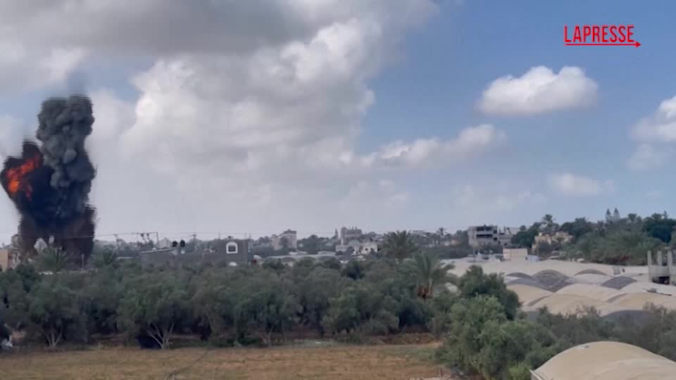 gaza raid israeliano su deir al balah l esplosione ripresa dalle telecamere