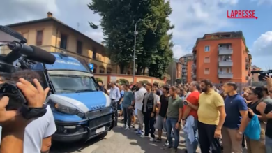 Sfratto Leoncavallo, i mezzi della polizia avanzano tra i cori e insulti