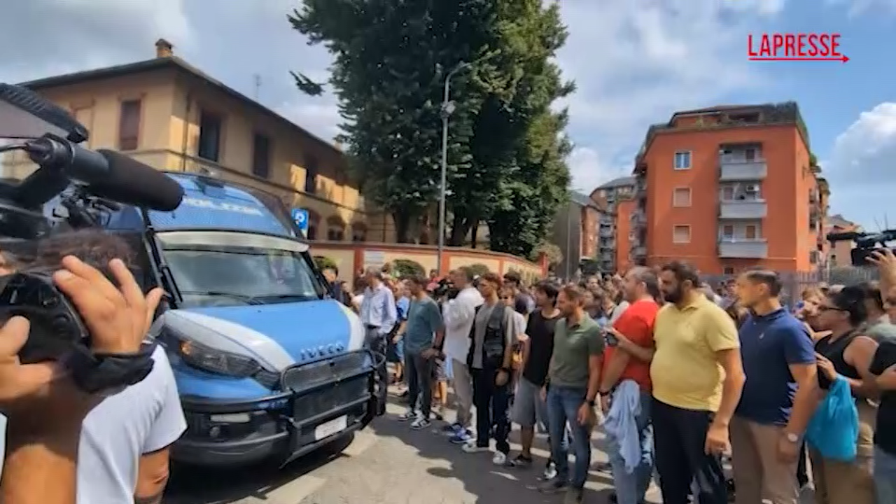 Sfratto Leoncavallo, i mezzi della polizia avanzano tra i cori e insulti