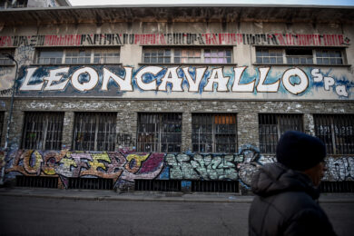 Leoncavallo, la storia del centro sociale di Milano: da occupazione a sgombero