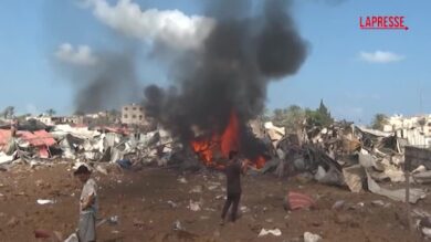 Gaza, raid aereo di Israele sul campo profughi di Deir al-Balah: le immagini delle macerie