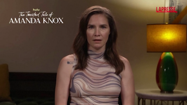 Amanda Knox presenta la serie tv e si emoziona parlando dei figli
