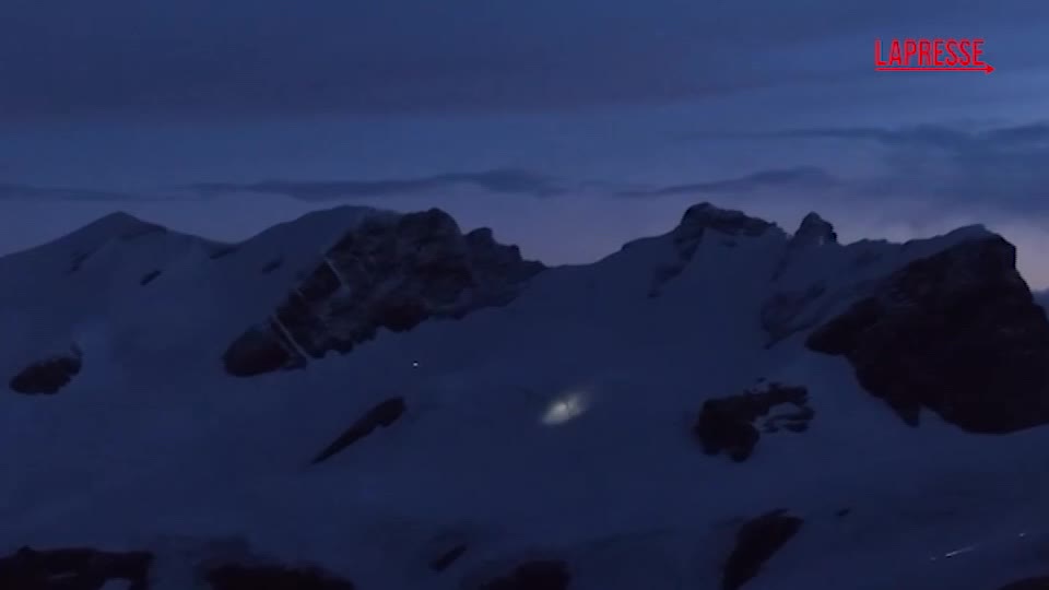 monte rosa recuperati gli alpinisti bloccati in montagna le immagini del soccorso alpino
