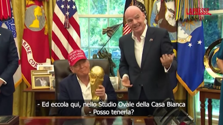 Mondiali 2026, Trump solleva la coppa: "Posso tenerla?"