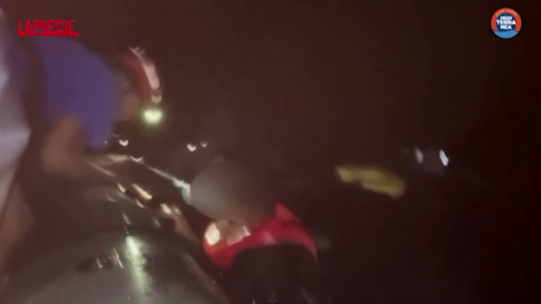 Migranti gettati in mare di notte, il salvataggio di 10 naufraghi al largo della Libia