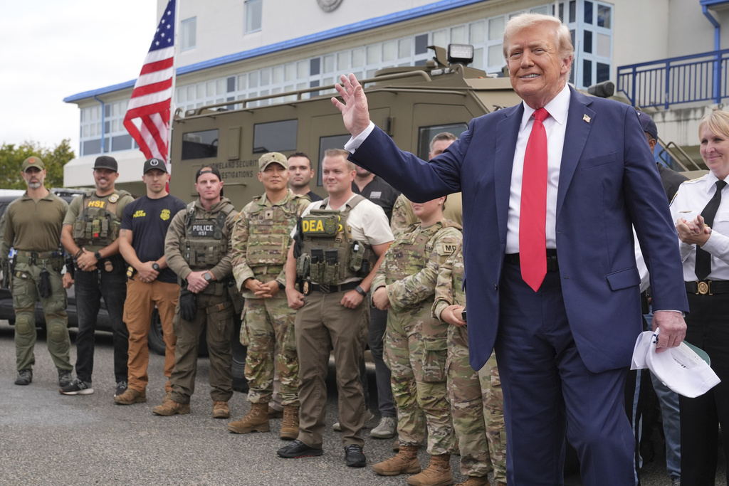 Trump a Washington per le ‘ronde’ con la polizia: distribuisce pizza e hamburgher Trump a Washington per le ‘ronde’ con la polizia: distribuisce pizza e hamburgher