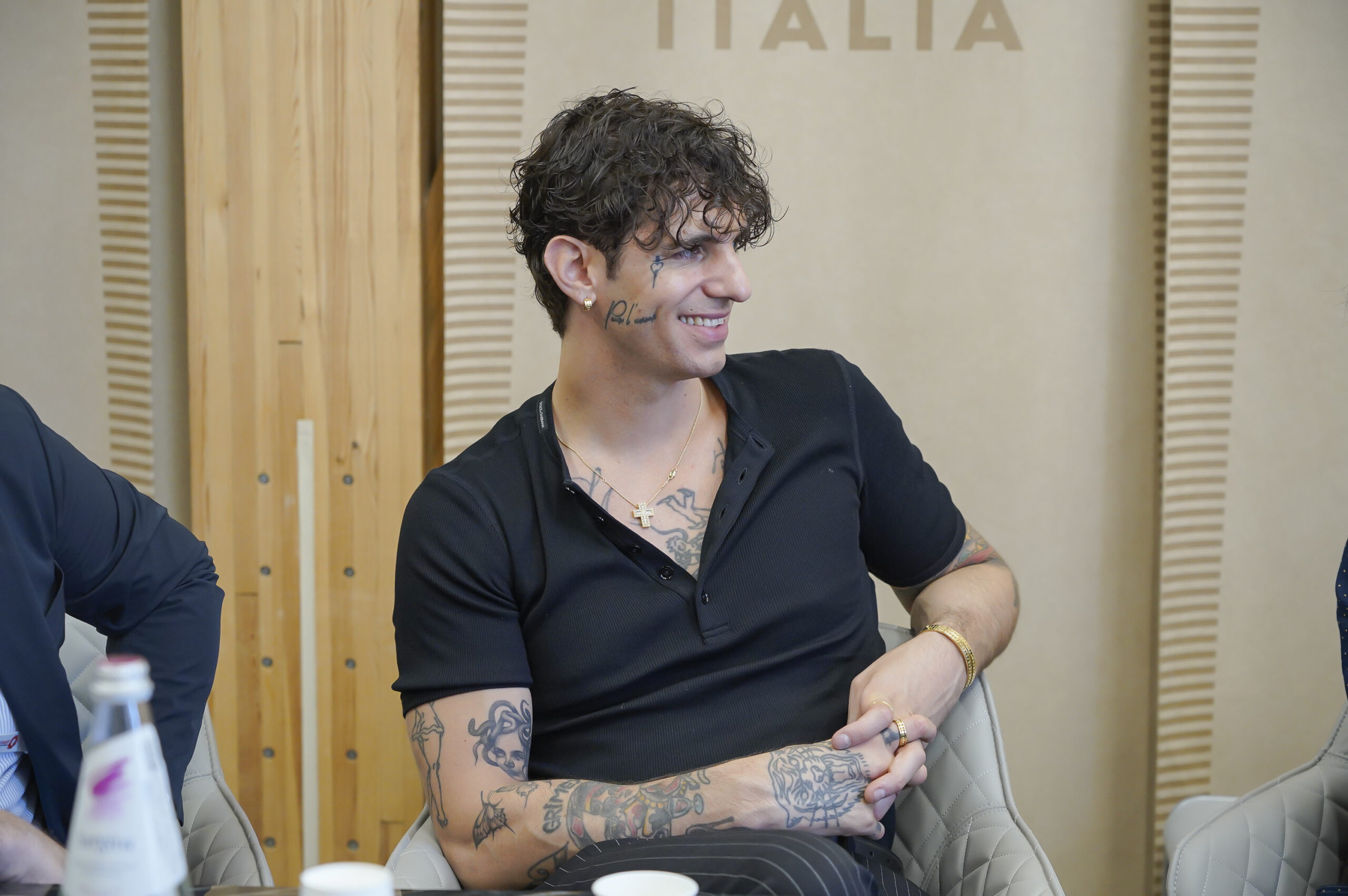 Achille Lauro sold out in Giappone – Le foto