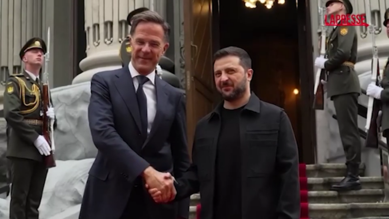 Ucraina, Rutte in visita a Kiev: l'accoglienza di Zelensky