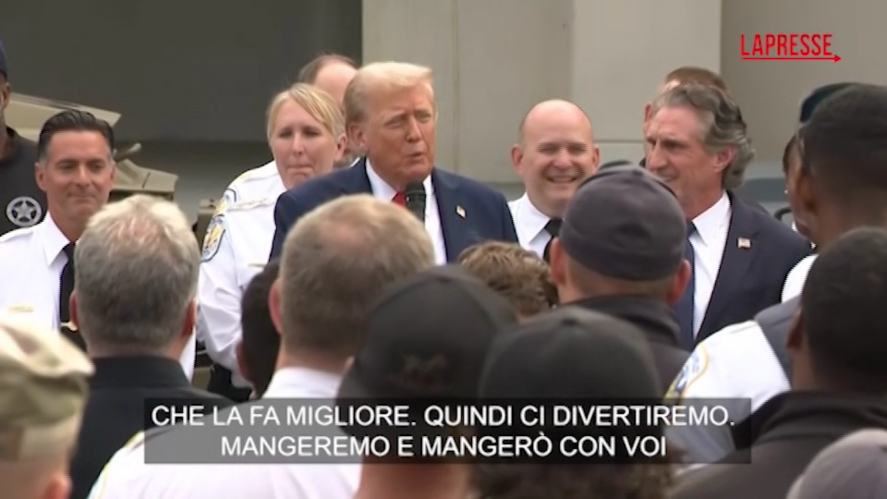Usa, Trump porta pizza e hamburger alla Guardia Nazionale: "Divertiamoci, poi torniamo al lavoro" Usa, Trump porta pizza e hamburger alla Guardia Nazionale: "Divertiamoci, poi torniamo al lavoro"