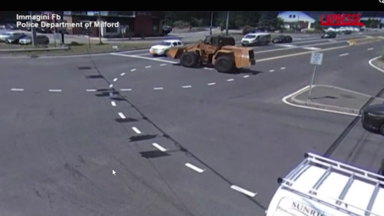 Usa, escavatore da 27 tonnellate fuori controllo si schianta a un incrocio stradale