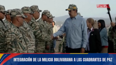 Venezuela, Maduro invita le milizie armate civili a unirsi all'esercito: le immagini da Caracas