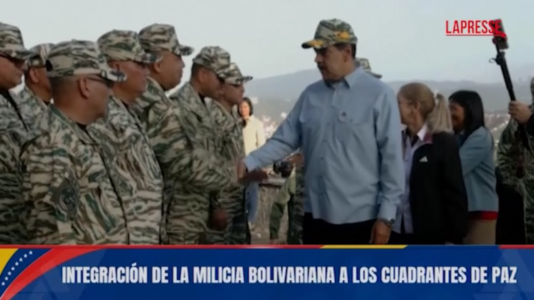 Venezuela, Maduro invita le milizie armate civili a unirsi all'esercito: le immagini da Caracas