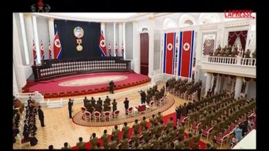 Corea del Nord, Kim Jong Un premia i soldati tornati dall'Ucraina: le immagini della cerimonia
