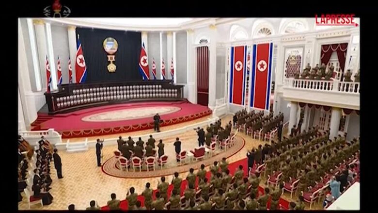Corea del Nord, Kim Jong Un premia i soldati tornati dall'Ucraina: le immagini della cerimonia