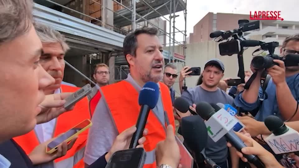 La frase di Salvini contro Macron: "Taches al tram, vacci tu a combattere in Ucraina" La frase di Salvini contro Macron: "Taches al tram, vacci tu a combattere in Ucraina"