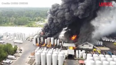 Usa, esplosione in azienda forniture auto: le immagini della colonna di fumo nero
