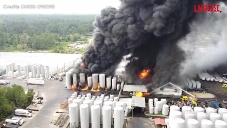 Usa, esplosione in azienda forniture auto: le immagini della colonna di fumo nero