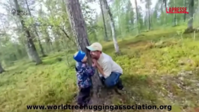 Finlandia, papà e figlio vincono i campionati mondiali di abbraccio degli alberi