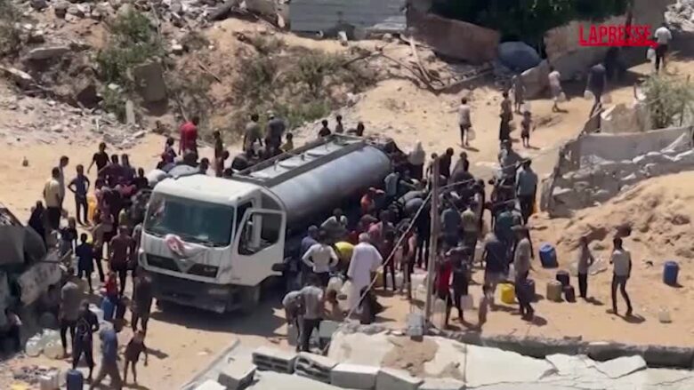 Gaza City, in coda per una cisterna d'acqua: la carestia è estrema