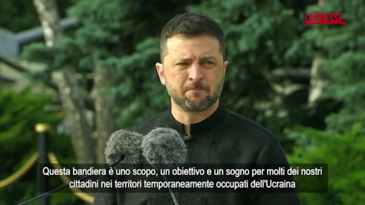 giornata della bandiera ucraina zelensky non cederemo la nostra terra agli occupanti