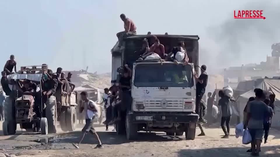 Gaza City, palestinesi tornano da Zikim con gli aiuti umanitari Gaza City, palestinesi tornano da Zikim con gli aiuti umanitari
