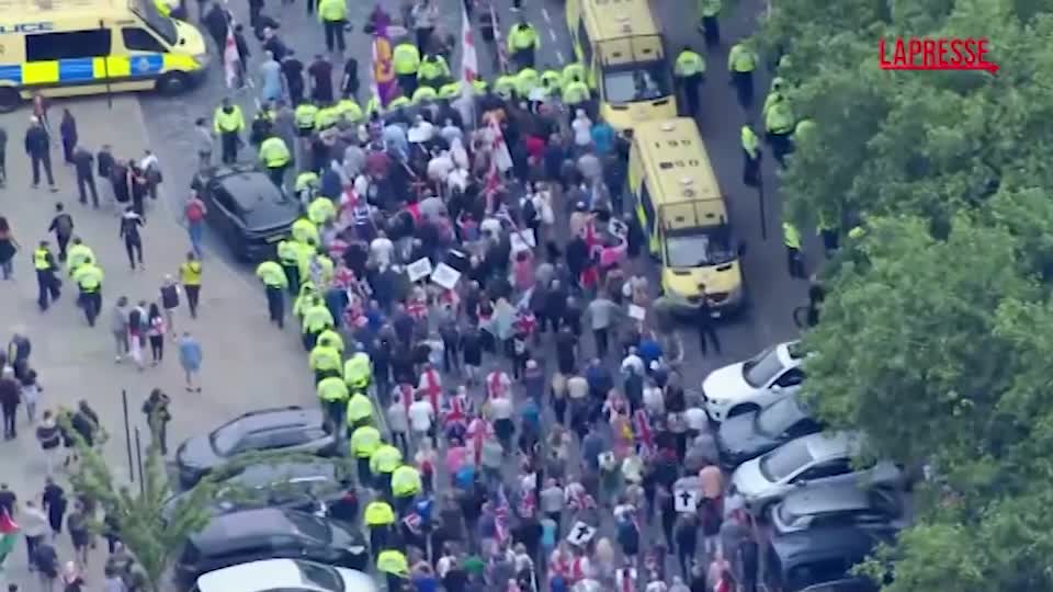 Liverpool, proteste contro gli hotel per richiedenti asilo Liverpool, proteste contro gli hotel per richiedenti asilo