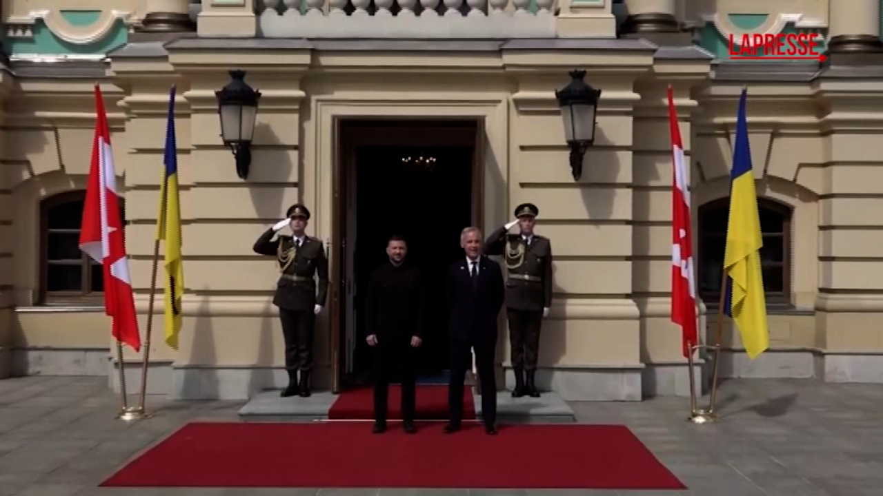 Ucraina, Zelensky ringrazia Carney: "Contiamo sulla presenza del Canada" Ucraina, Zelensky ringrazia Carney: "Contiamo sulla presenza del Canada"