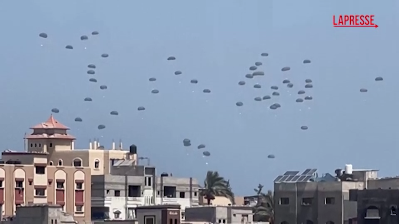 Gaza, lanciati pallet di aiuti umanitari su Deir al Balah Gaza, lanciati pallet di aiuti umanitari su Deir al Balah