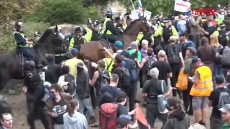 Regno Unito, proteste in diverse città contro i richiedenti asilo negli hotel